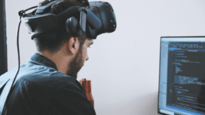 Développeur avec casque VR