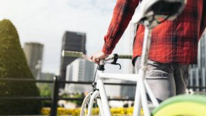 Cycliste devant la ville